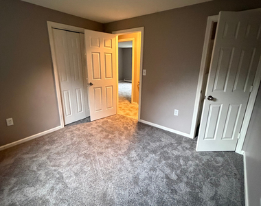 163 Oak Street - Photo Thumbnail 3