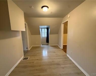 708 E Laurel Street - Photo Thumbnail 4