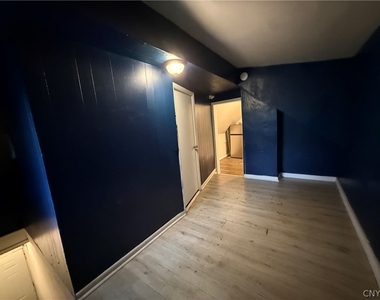 708 E Laurel Street - Photo Thumbnail 9