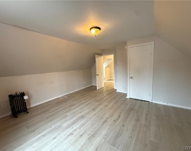 708 E Laurel Street - Photo Thumbnail 7