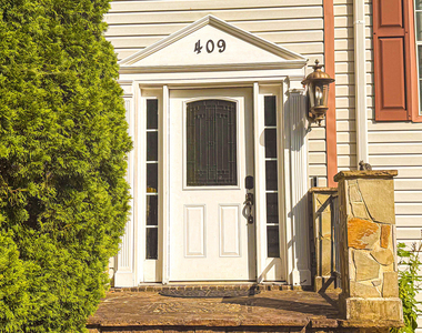 409 Fairington Lane - Photo Thumbnail 7