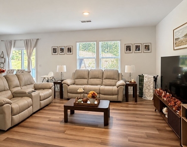 2945 Salinger Way - Photo Thumbnail 3