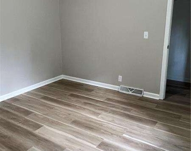 2121 Wood Court - Photo Thumbnail 24