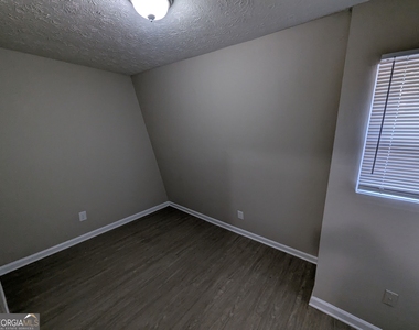 242 Rustwood Drive - Photo Thumbnail 5