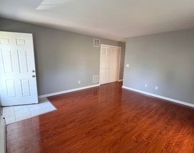 306 W Main St - Photo Thumbnail 3
