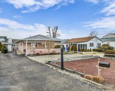 126 Royal Drive - Photo Thumbnail 2