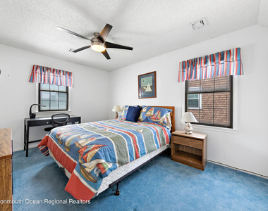 31 Peggy Lane - Photo Thumbnail 17