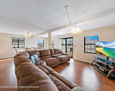 31 Peggy Lane - Photo Thumbnail 11