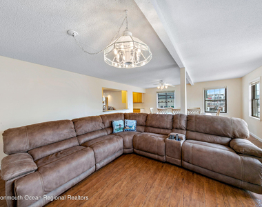 31 Peggy Lane - Photo Thumbnail 12
