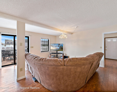 31 Peggy Lane - Photo Thumbnail 10