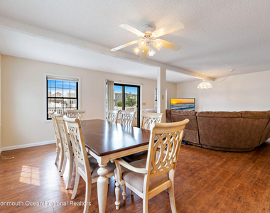 31 Peggy Lane - Photo Thumbnail 8