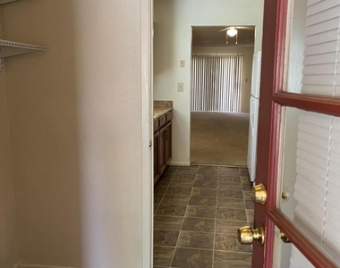 507 E Colgate Drive - Photo Thumbnail 2
