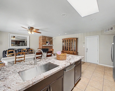 408 E La Jolla Drive - Photo Thumbnail 9