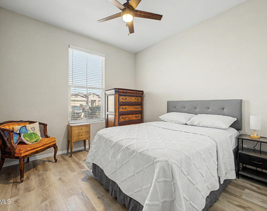 12506 N 174th Drive - Photo Thumbnail 6