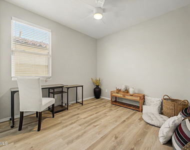 12506 N 174th Drive - Photo Thumbnail 7