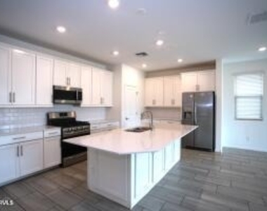 9127 W Minnezona Avenue - Photo Thumbnail 17