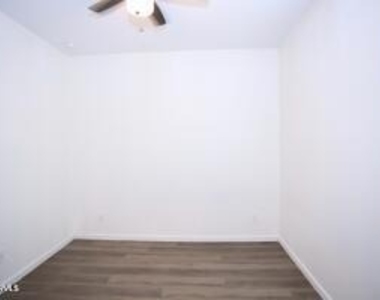 9127 W Minnezona Avenue - Photo Thumbnail 9