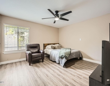 4950 N Miller Road - Photo Thumbnail 8