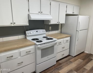 9504 W Hidden Valley Circle - Photo Thumbnail 6