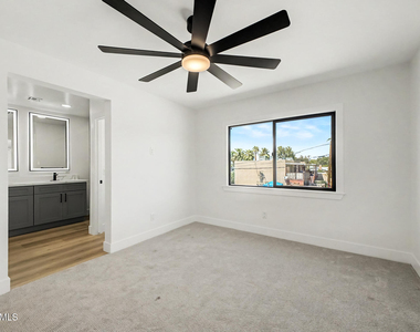 920 E Pasadena Avenue - Photo Thumbnail 14