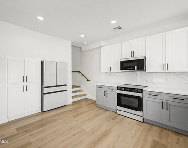 920 E Pasadena Avenue - Photo Thumbnail 8