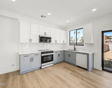 920 E Pasadena Avenue - Photo Thumbnail 7