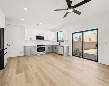 920 E Pasadena Avenue - Photo Thumbnail 10