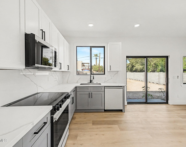 920 E Pasadena Avenue - Photo Thumbnail 9
