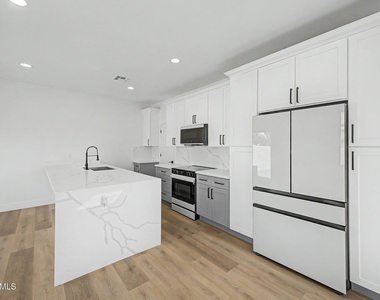 920 E Pasadena Avenue - Photo Thumbnail 10