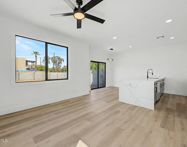 920 E Pasadena Avenue - Photo Thumbnail 6