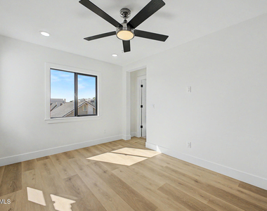 920 E Pasadena Avenue - Photo Thumbnail 15