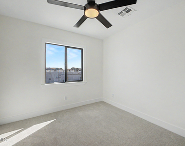 920 E Pasadena Avenue - Photo Thumbnail 22