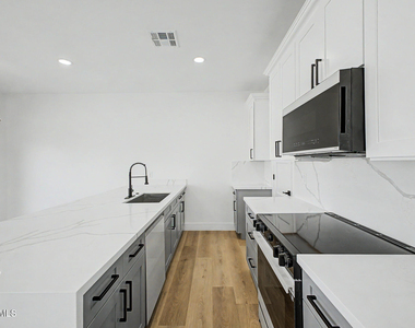 920 E Pasadena Avenue - Photo Thumbnail 11