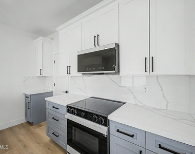 920 E Pasadena Avenue - Photo Thumbnail 12