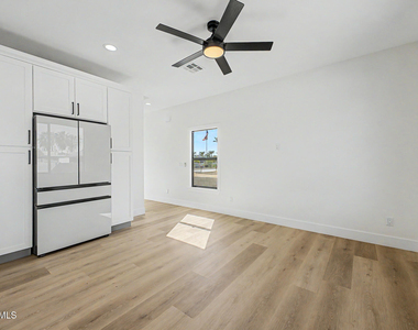 920 E Pasadena Avenue - Photo Thumbnail 8