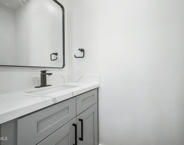 920 E Pasadena Avenue - Photo Thumbnail 13