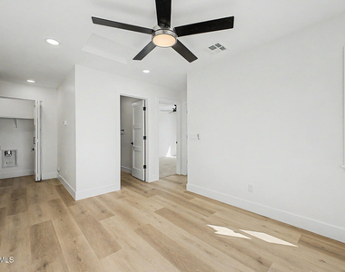 920 E Pasadena Avenue - Photo Thumbnail 14