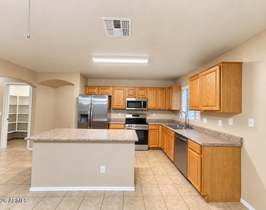 10520 W Magnolia Street - Photo Thumbnail 6