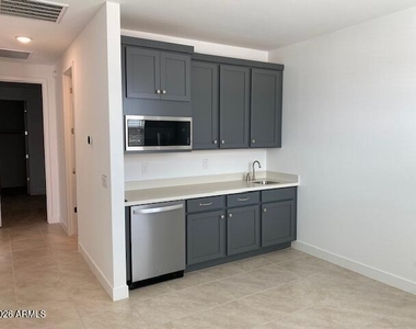 17356 W Sutherland Way - Photo Thumbnail 6