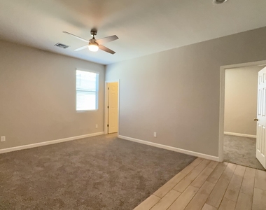 7011 W Townley Avenue - Photo Thumbnail 5