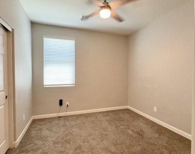 7011 W Townley Avenue - Photo Thumbnail 10
