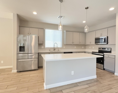 7011 W Townley Avenue - Photo Thumbnail 13