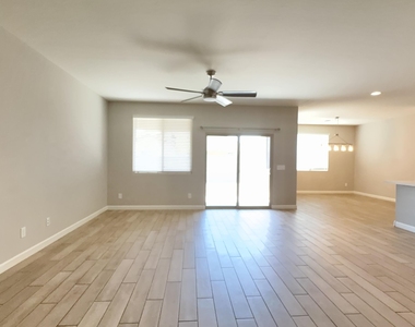 7011 W Townley Avenue - Photo Thumbnail 11