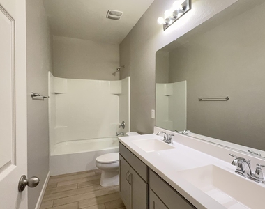 7011 W Townley Avenue - Photo Thumbnail 6