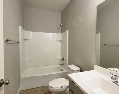 7011 W Townley Avenue - Photo Thumbnail 8
