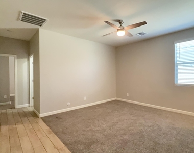 7011 W Townley Avenue - Photo Thumbnail 4