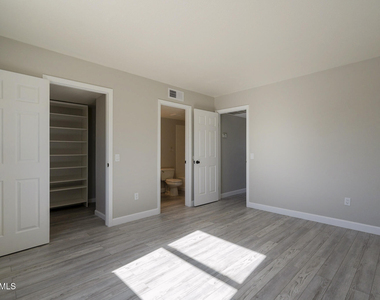 815 E Grovers Avenue - Photo Thumbnail 7