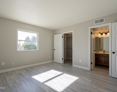 815 E Grovers Avenue - Photo Thumbnail 6