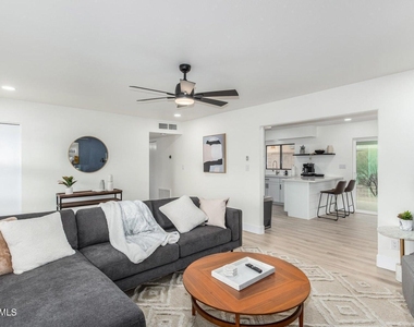 4511 N 31st Place - Photo Thumbnail 3