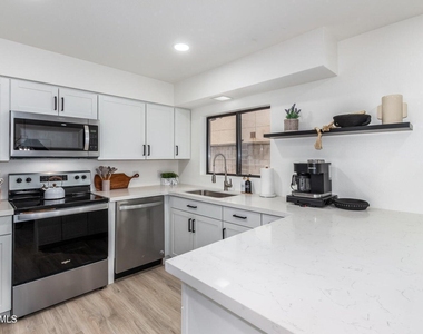 4511 N 31st Place - Photo Thumbnail 9